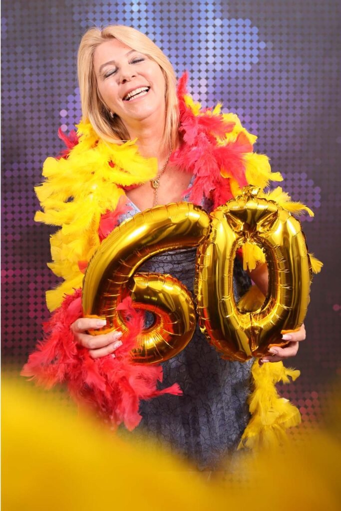 Adulto-sorrindo-em-ensaio-de-aniversario-estudio-contagem-mg