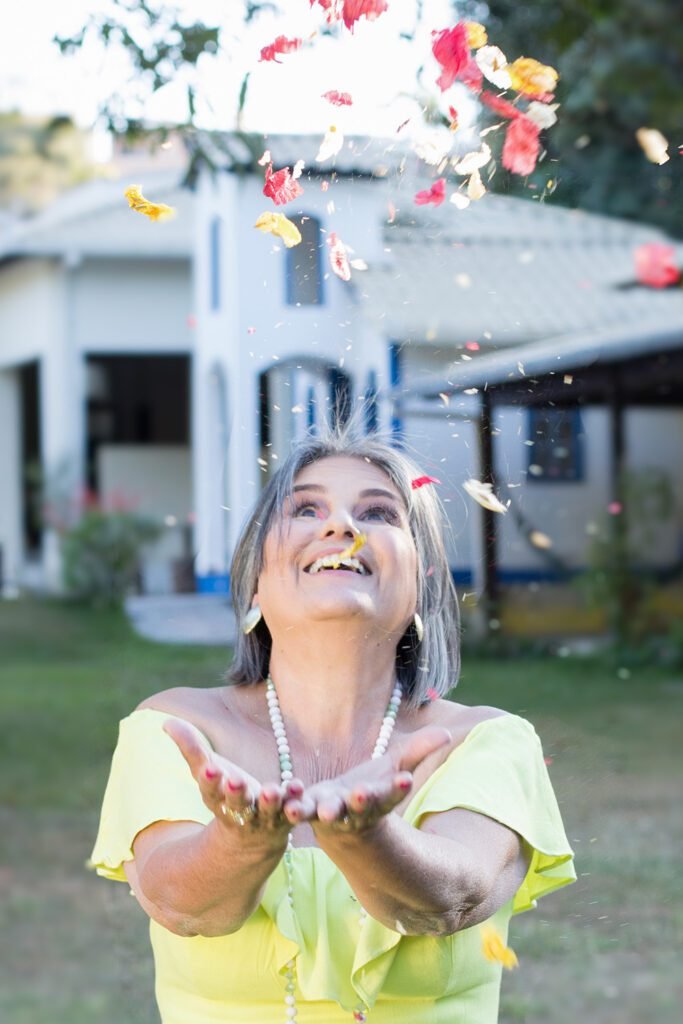 Adulto-sorrindo-em-ensaio-de-aniversario-no-estudio-contagem-mg