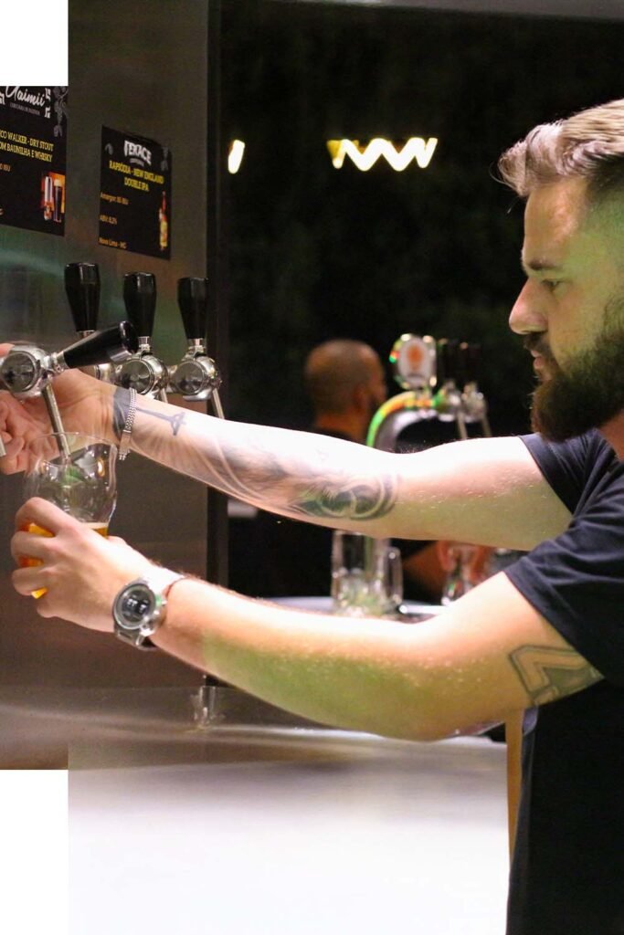 fotografia-comercial-barman-servindo-chopp-artesanal-bh