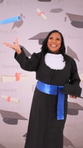 Sessão de fotos de formatura adulto com beca azul em estúdio