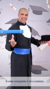 Formandos da Cruzeiro do Sul Betim com beca e diploma em sessão de fotos