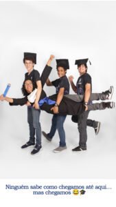 Formandos da escola Maria Olintha em Contagem com traje de formatura